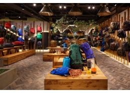NỘI THẤT SHOP ĐỒ BALO DU LỊCH